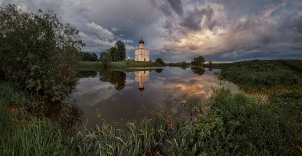 Yağmurlu Bahar Akşamında Nerlin Şefaat Kilisesi Rusya Göl Manzarası — Stok fotoğraf