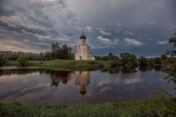 Iglesia Intercesión Nerlin Noche Lluviosa Primavera Rusia Vista Desde Lago —  Fotos de Stock