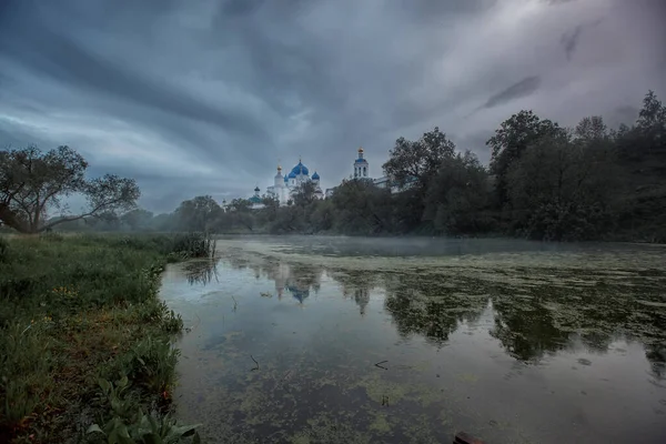 Panoramiczny Widok Bogolyubovo Rosyjski Klasztor Prawosławny Pobliżu Władimiru Deszczowy Wiosenny — Zdjęcie stockowe
