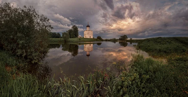 Church of Intercession on the Nerlin the rainy spring evening. Russia. View from the lake — Stock Image Church Intercession Nerlin Rainy Spring Evening Russia View Lake Stock Image