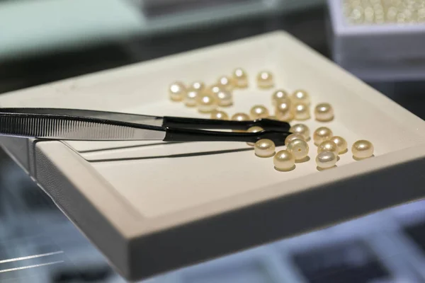 Divers Boutons Perles Disponibles Vente Dans Magasin Boîte Bijouterie Perles — Photo