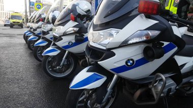 Rus yol polis memurları ekibinin sokakta.