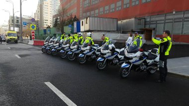Rus yol polis memurları ekibinin sokakta.