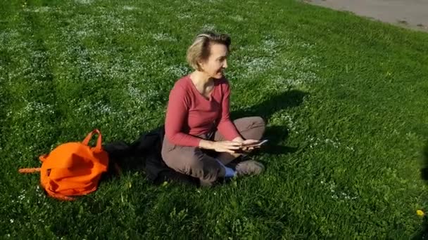 Vrouw op groen gras — Stockvideo