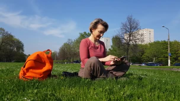 Mujer sobre hierba verde — Vídeos de Stock