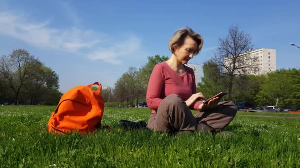 Mujer sobre hierba verde — Vídeos de Stock