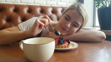 böğürtlen kek yeme genç bir kadın