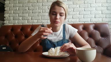 Genç kadının yediğini merenge kek