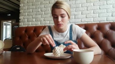 Genç kadının yediğini merenge kek