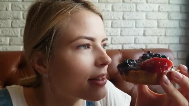 Νεαρή γυναίκα τρώει τούρτα βατόμουρων — Αρχείο Βίντεο