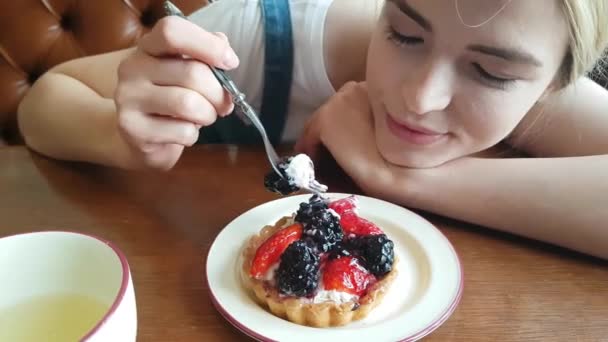 Ung kvinna äta blackberry kakan — Stockvideo