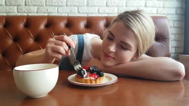 Mujer joven comiendo el pastel de mora — Vídeos de Stock