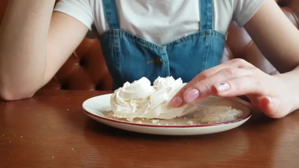 Wanita muda Makan kue merenge — Stok Video