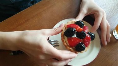 Kadın onun elinde Berrys kek tutun