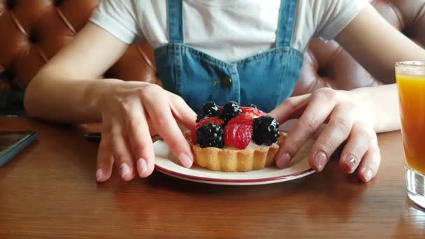 Gâteau aux berrys dans les mains — Video