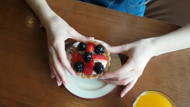 Gâteau aux berrys dans les mains — Video