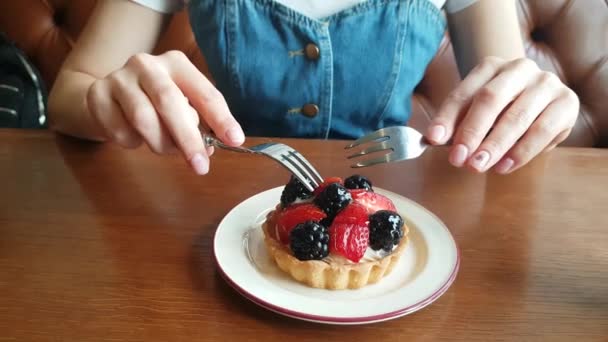 Berrys kue di tangan — Stok Video