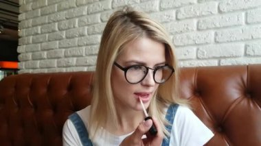 Kadın doğal dudaklar uygulama.