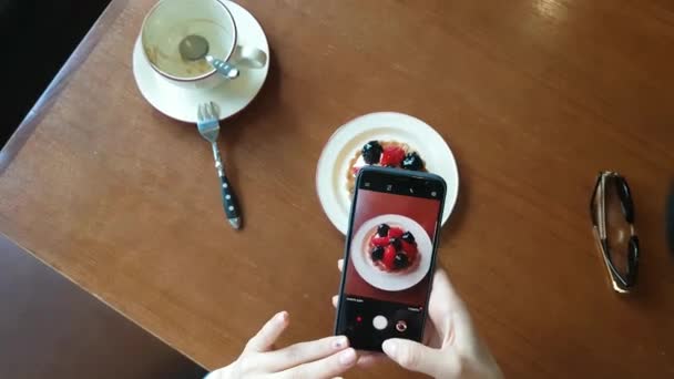 Tomar una foto de la comida en un restaurante con teléfono móvil — Vídeo de stock