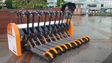 Park yerinde paylaşımı elektrik tekme scooter.