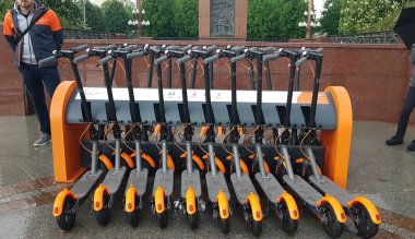 Park yerinde paylaşımı elektrik tekme scooter.