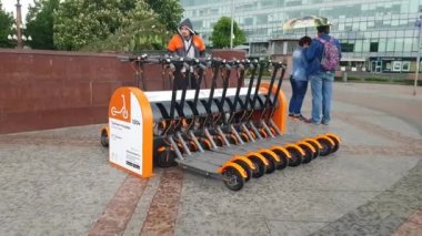 Park yerinde paylaşımı elektrik tekme scooter.