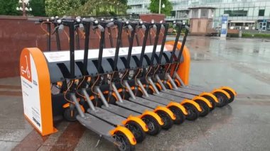 Park yerinde paylaşımı elektrik tekme scooter.