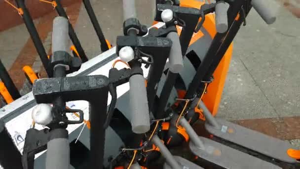 Elektrische scooter van de Kick in delen van de parkeerplaats. — Stockvideo