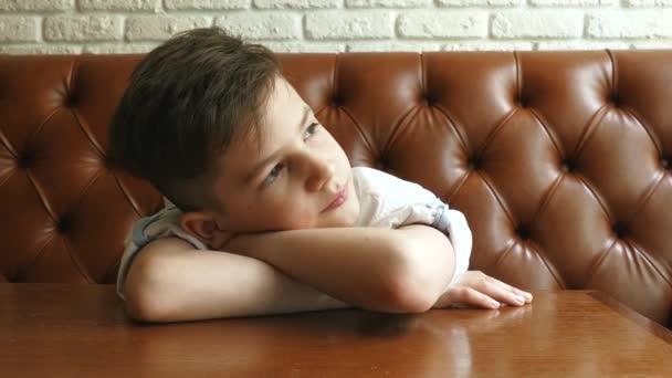 Niño pequeño de cerca retrato en la cafetería — Vídeos de Stock