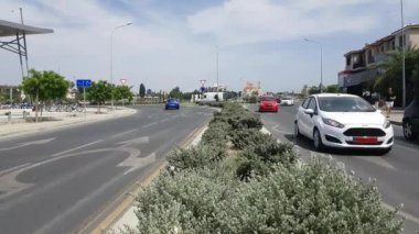 Agion Anargion Caddesi üzerinde trafik