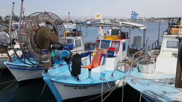 Fischerboote im Hafen von Paphos — Stockvideo