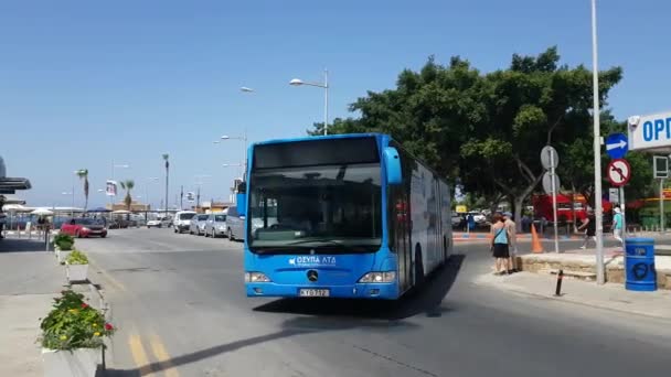 Σταθμός λεωφορείων της κυκλοφορίας για την πόλη — Αρχείο Βίντεο