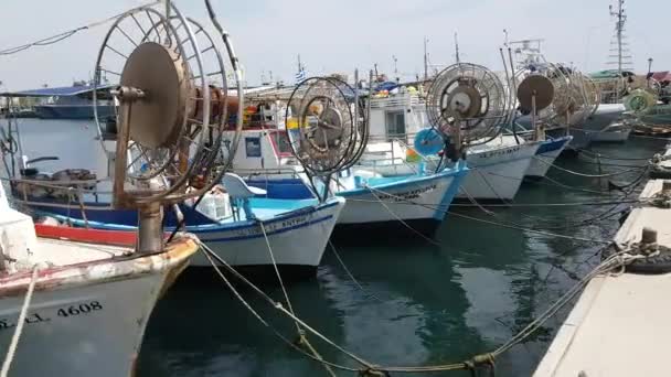 Bateaux de pêche dans le port de Paphos — Video