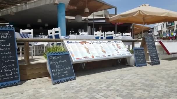 Poseidonos Ave, Pafos balık restoran menü işareti. — Stok video