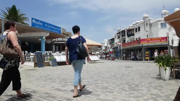 Señal de menú de restaurante de pescado en Poseidonos Ave, Paphos . — Vídeo de stock