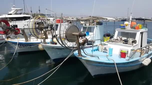 Pafos Limanındaki balıkçı tekneleri — Stok video