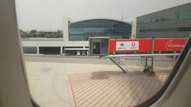 Aiplane havaalanında gelen jet Köprüsü.