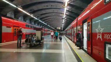 Aeroexpress Tren Vnukovo havaalanına bir Platform üzerinde duruyor.