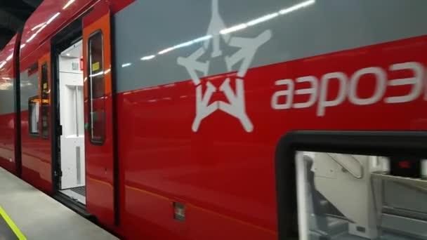 AeroExpress trein staat op een Platform van Vnukovo luchthaven. — Stockvideo