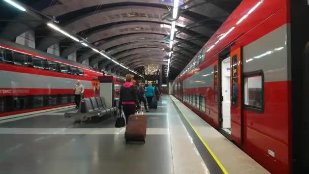 Pociąg Aeroexpress stoi na platformie z lotniska Wnukowo. — Wideo stockowe