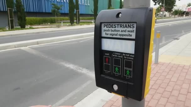 Pressionando o botão de sinal de travessia no cruzamento — Vídeo de Stock