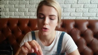 Genç kadının yediğini merenge kek