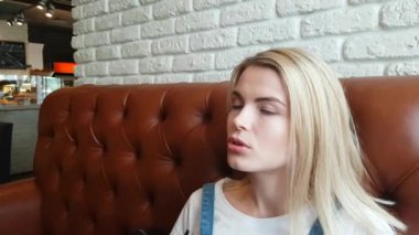 Deri koltuk üzerinde kız flört oturan