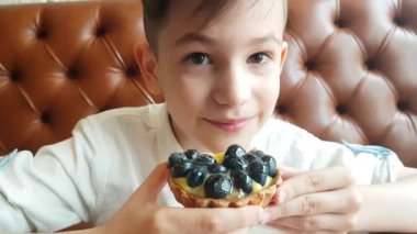 böğürtlen kek yeme genç bir kadın