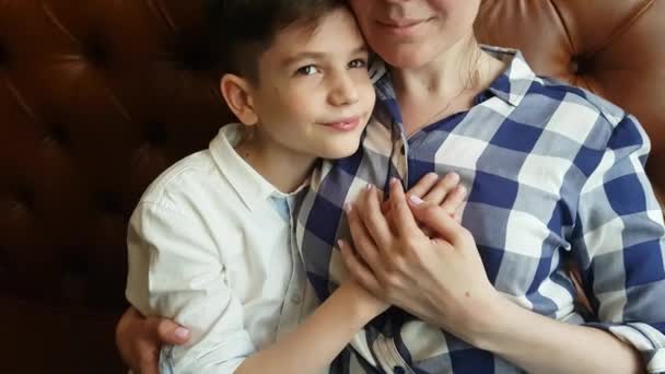 Ευτυχισμένη μητέρα και γιος — Αρχείο Βίντεο