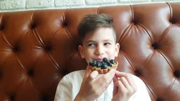 Jonge vrouw eten de taart blackberry — Stockvideo