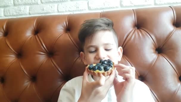 Jonge vrouw eten de taart blackberry — Stockvideo