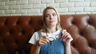 Deri kanepede oturan kız konuşuyor