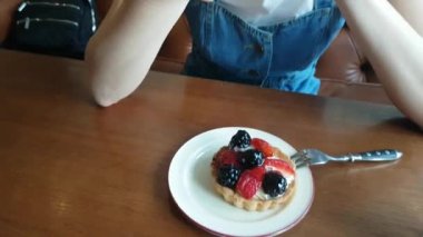 böğürtlen kek yeme genç bir kadın