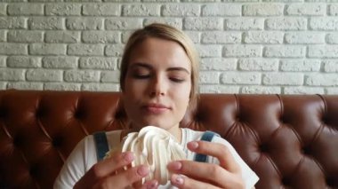 Genç kadının yediğini merenge kek